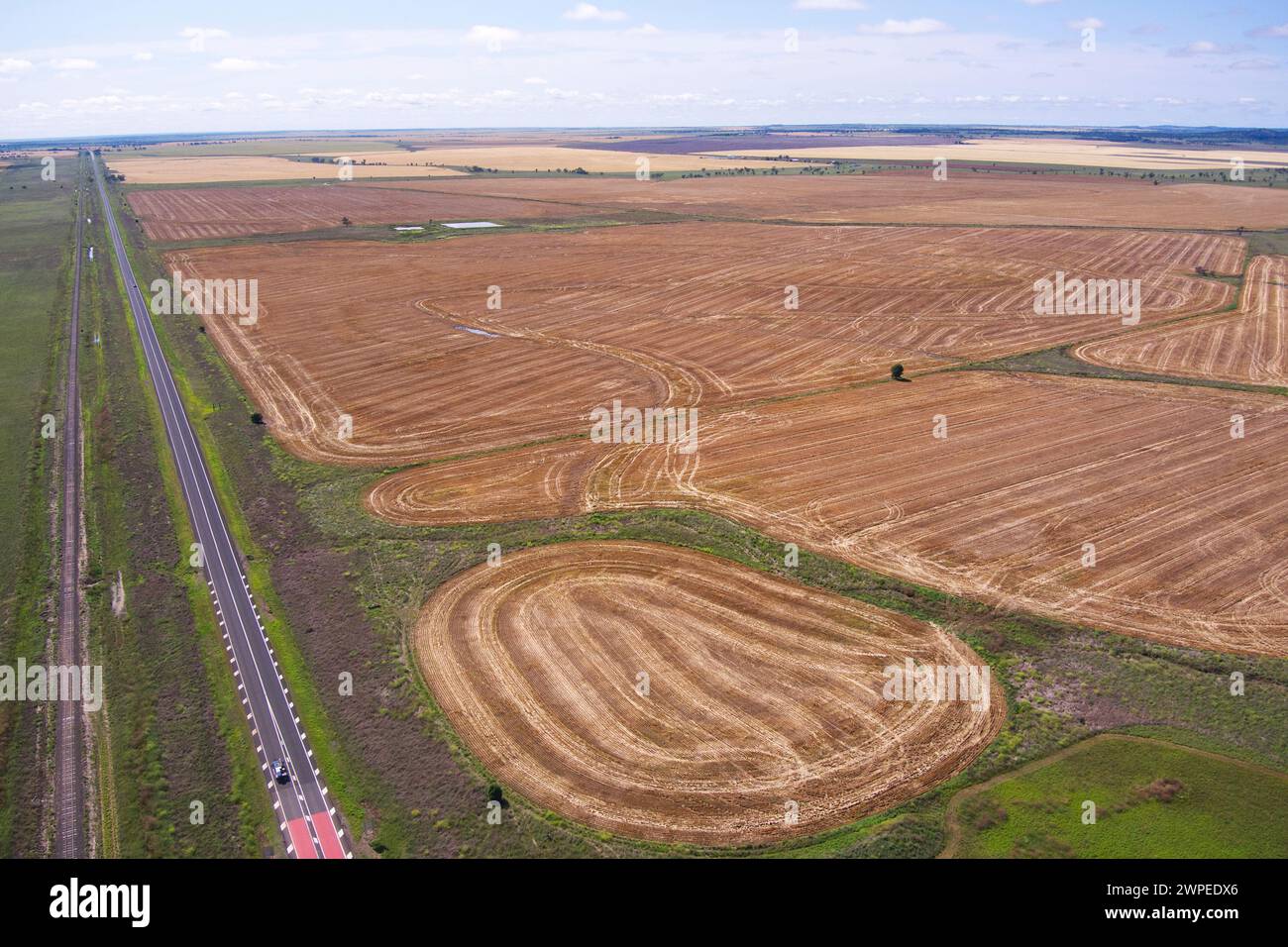Aérien de champs de céréales récoltés à côté de la Warrego Highway près de Muckadilla Queensland Australie Banque D'Images