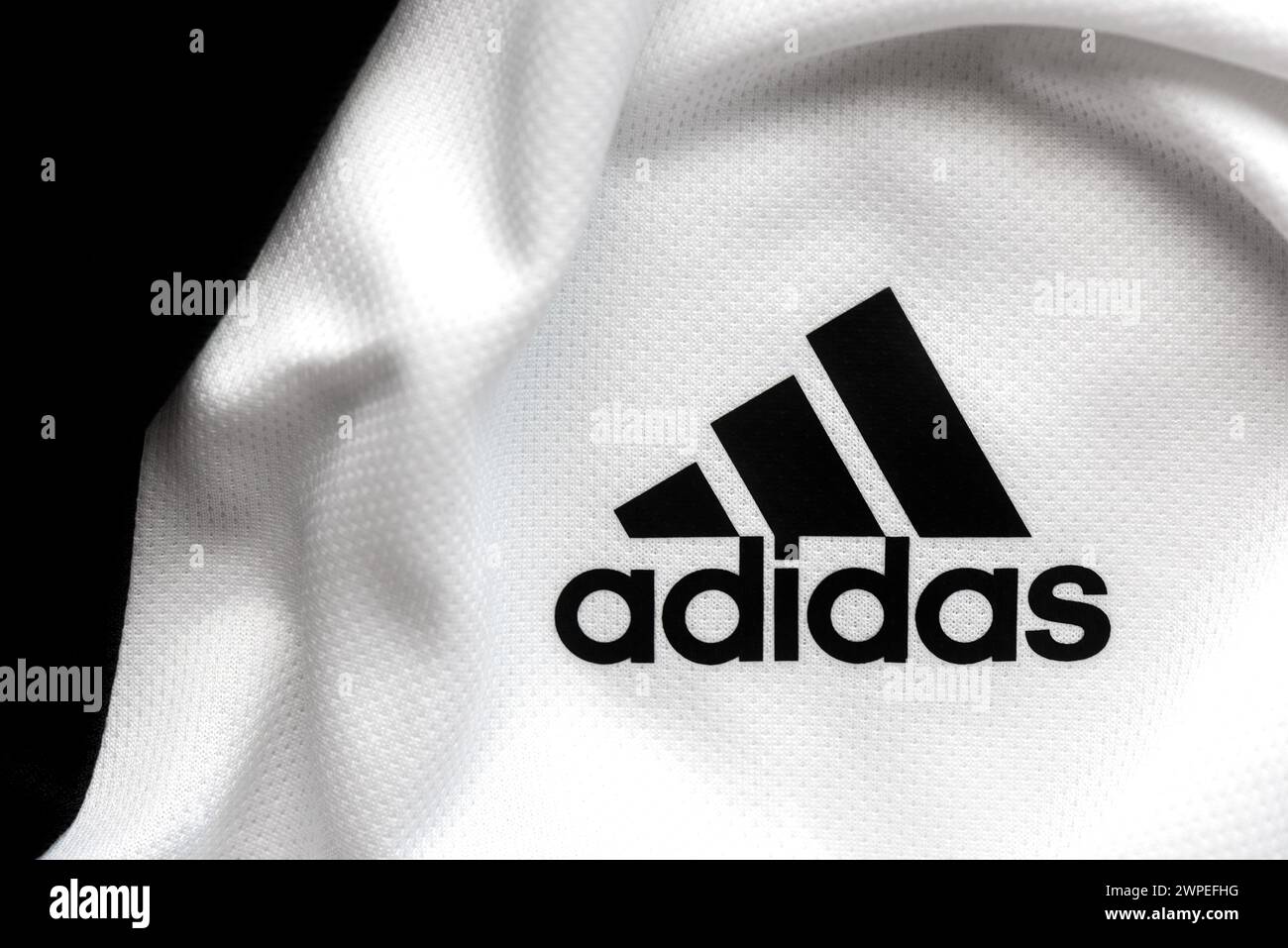 Gros plan du logo Adidas sur la chemise de sport.Editorial illustratif Banque D'Images