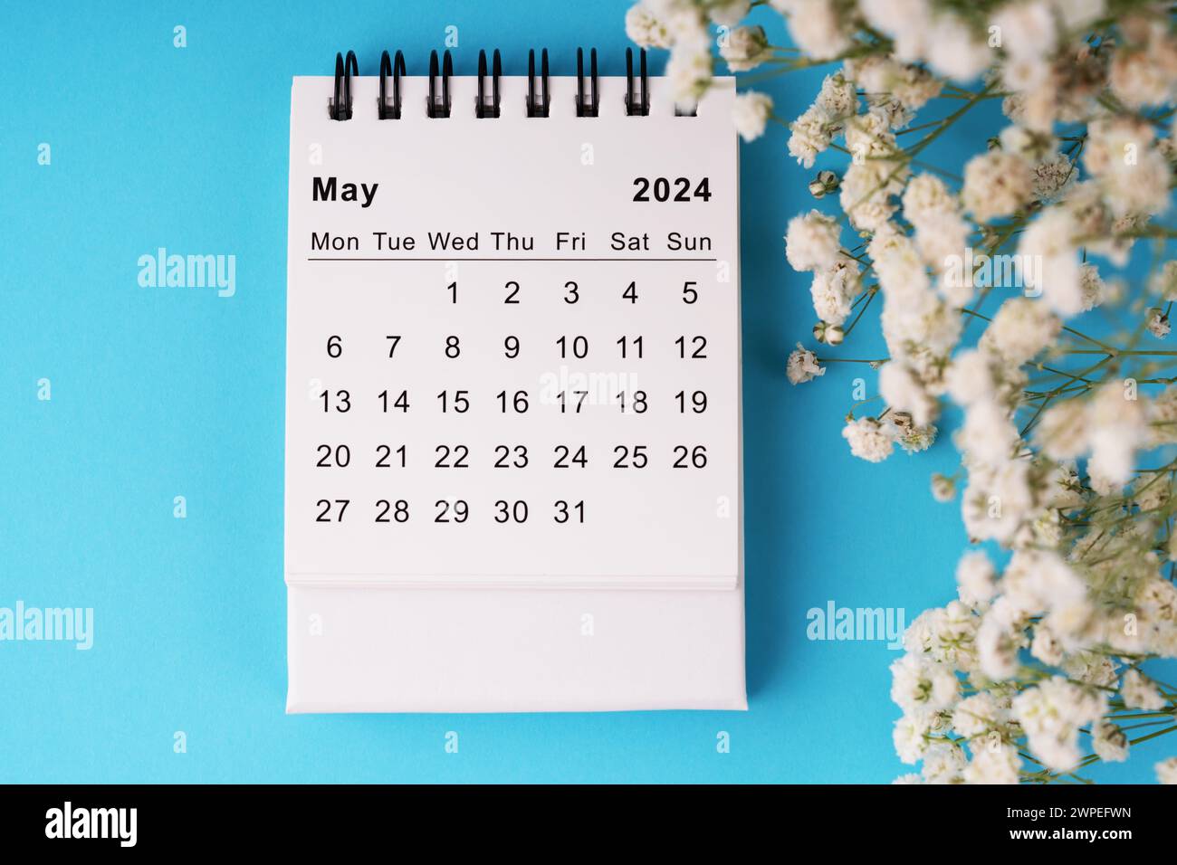 Mai 2024 calendrier plat repose sur fond bleu Banque D'Images