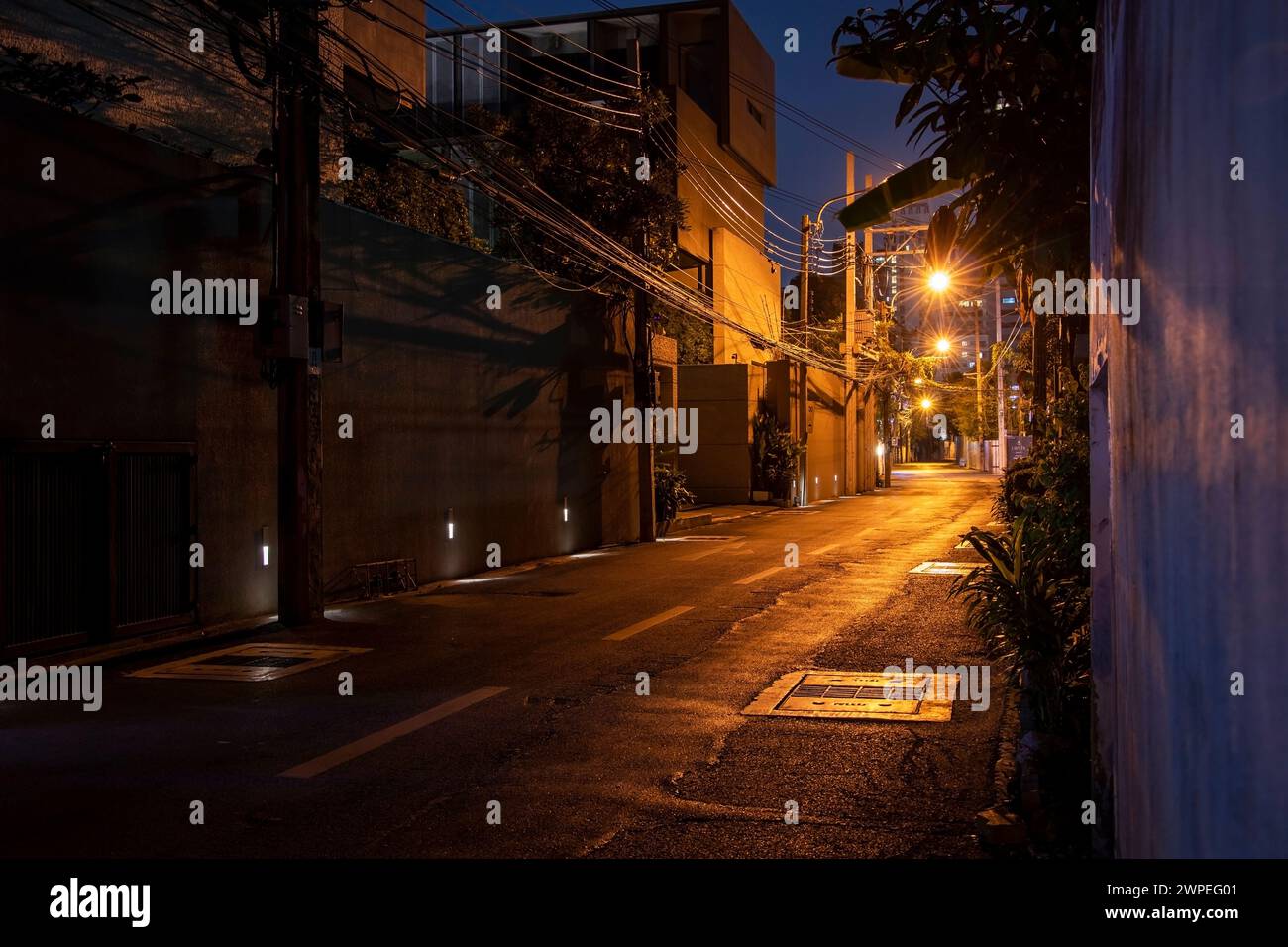 rue vide et calme la nuit à bangkok Banque D'Images