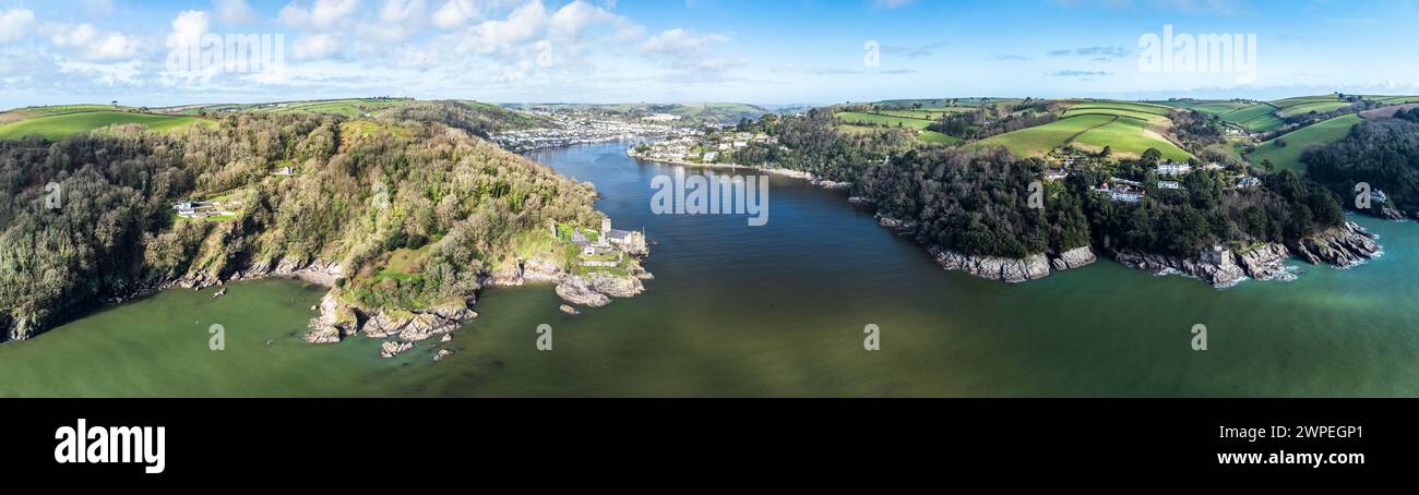 Panorama du château de Dartmouth et du château de Kingswear sur la rivière Dart depuis un drone, Dartmouth, Kingswear, Devon, Angleterre Banque D'Images