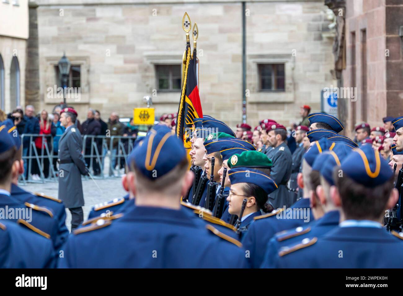 öffentliches Gelöbnis der Bundeswehr in Nürnberg etwa 300 Rekrutinnen und Rekruten der Bundeswehr nehmen an einer feierlichen Gelöbniszeremonie bzw. Vereidigung teil. Die angehenden Soldaten gehören dem Luftwaffenausbildungsbataillon in Germersheim und dem ABC-Abwehrbataillon 750 in Bruchsal an. Diese feierliche Zeremonie markiert einen bedeutsamen moment in der Grundausbildung angehender Mannschaftssoldaten und Offiziersanwärter. Nürnberg Bayern Deutschland *** cérémonie publique de prestation de serment de la Bundeswehr à Nuremberg environ 300 recrues de la Bundeswehr prennent part à une cérémonie solennelle de prestation de serment ce Banque D'Images