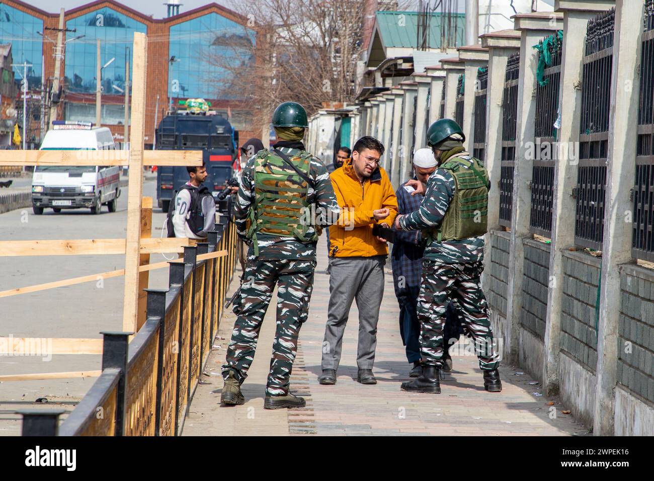 Srinagar, Inde. 07 mars 2024. Un soldat paramilitaire indien vérifie les cartes d'identité des personnes à l'extérieur du lieu où le premier ministre indien Narendra Modi s'adresse à un rassemblement public. Le premier ministre indien Narendra Modi a effectué sa première visite officielle dans la principale ville du Cachemire depuis que New Delhi a mis fin à la semi-autonomie spéciale de la région en 2019. Crédit : SOPA images Limited/Alamy Live News Banque D'Images