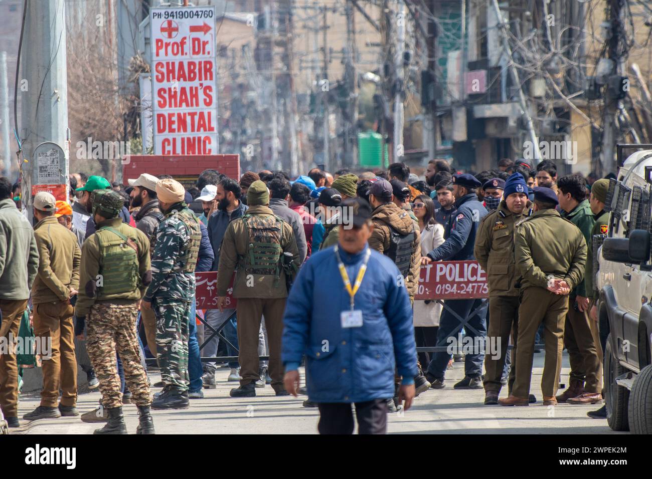 Srinagar, Inde. 07 mars 2024. Des troupes paramilitaires indiennes et des gens sont vus à l'extérieur du lieu où le premier ministre indien Narendra Modi s'adresse à un rassemblement public. Le premier ministre indien Narendra Modi a effectué sa première visite officielle dans la principale ville du Cachemire depuis que New Delhi a mis fin à la semi-autonomie spéciale de la région en 2019. Crédit : SOPA images Limited/Alamy Live News Banque D'Images