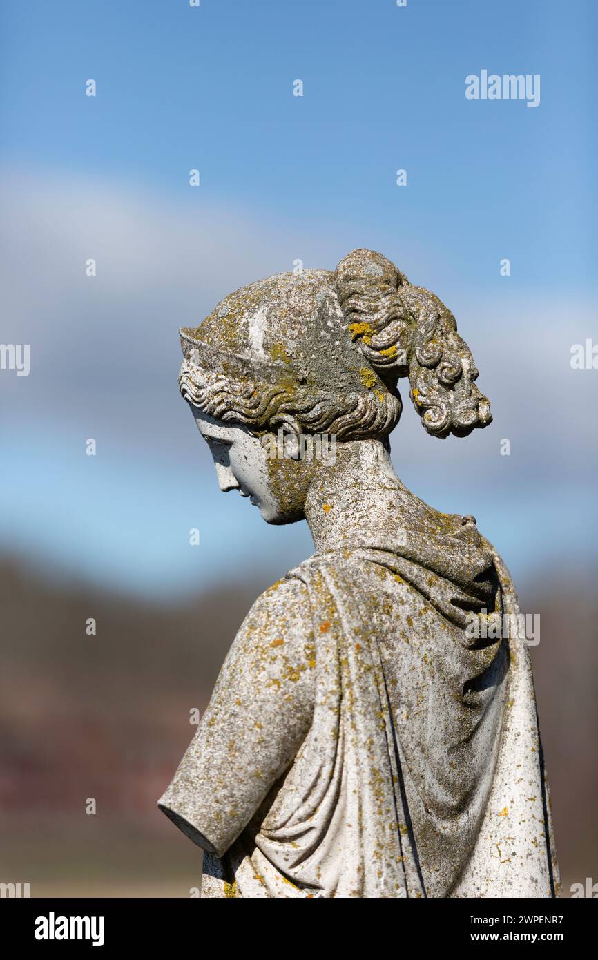 Une statue de la déesse grecque Hebe à Mariefred, suède Banque D'Images