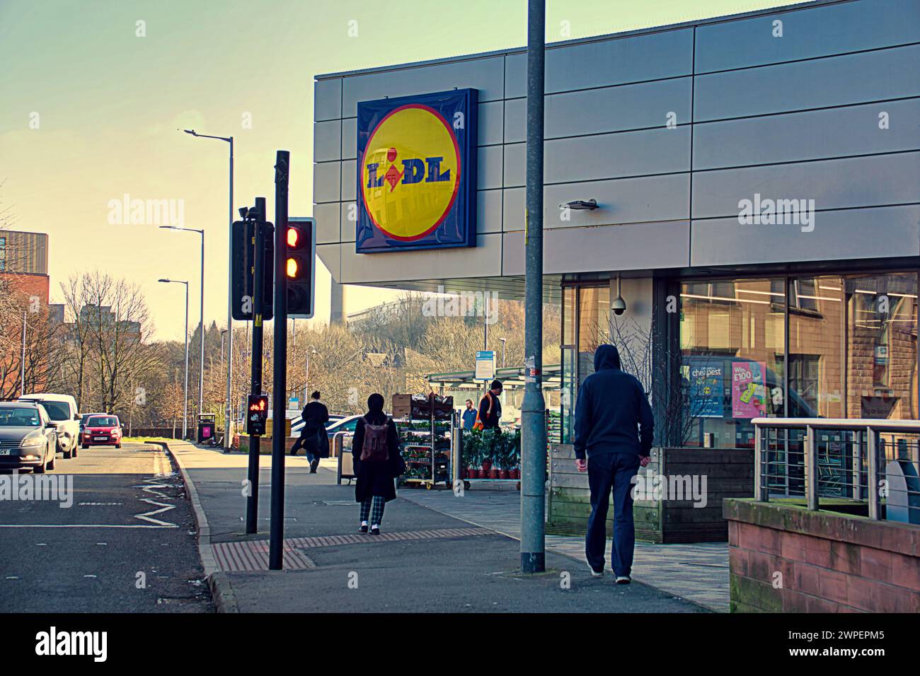 Glasgow, Écosse, Royaume-Uni. 7 mars 2024 : Partick lidl a l'entrepôt de la banque d'bouteilles à l'entrée de la porte principale. Situé dans les chantiers, un graffiti clubland dans GW3 dans le West End couvert de peintures murales. Supermarché Lidl pour promouvoir leur nouveau programme de recyclage. Le régime donne 5p par bouteille contre 20p en allemagne. Crédit Gerard Ferry/Alamy Live News Banque D'Images