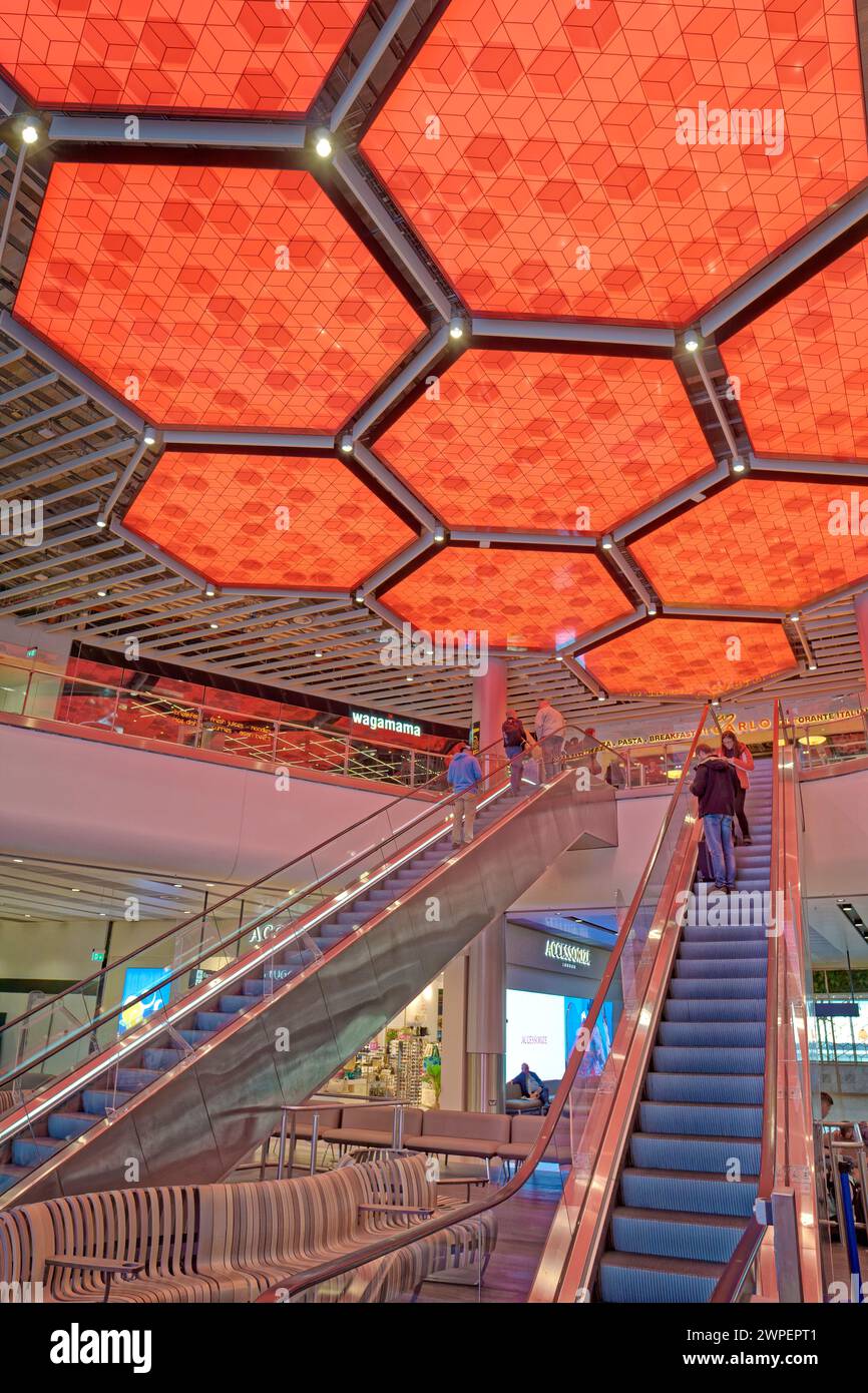 Atrium dans la zone d'accueil du terminal 2 de l'aéroport de Manchester, Angleterre. Banque D'Images