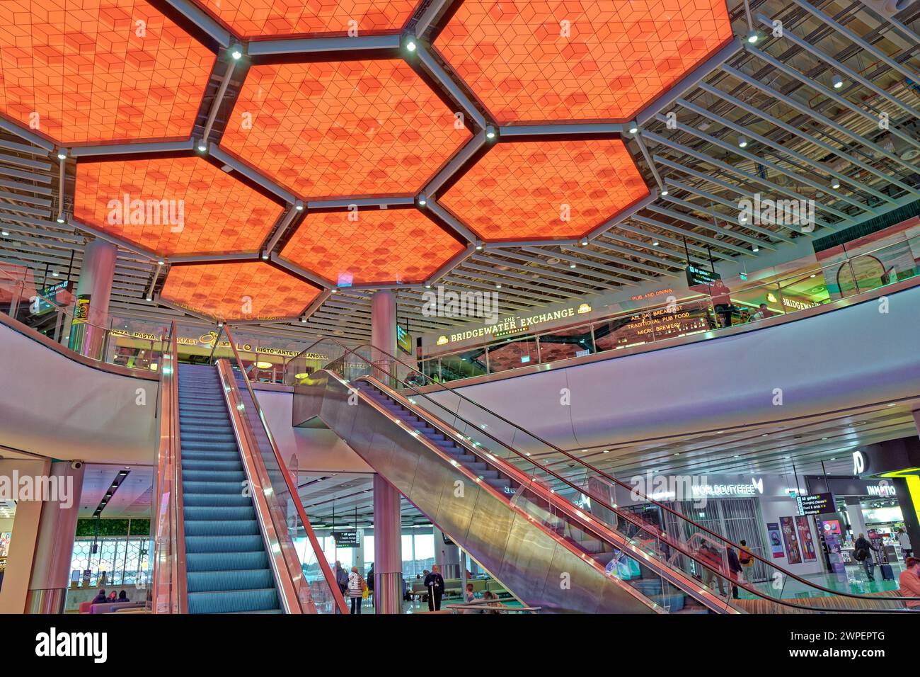 Atrium dans la zone d'accueil du terminal 2 de l'aéroport de Manchester, Angleterre. Banque D'Images