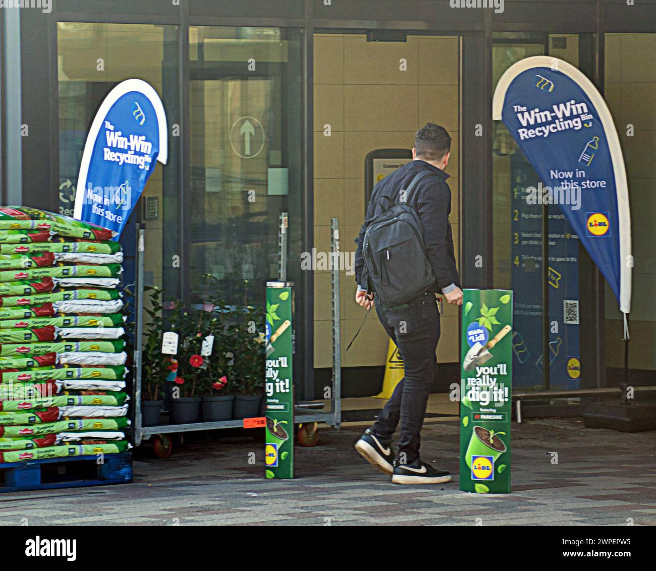 Glasgow, Écosse, Royaume-Uni. 7 mars 2024 : Partick lidl a l'entrepôt de la banque d'bouteilles à l'entrée de la porte principale. Situé dans les chantiers, un graffiti clubland dans GW3 dans le West End couvert de peintures murales. Supermarché Lidl pour promouvoir leur nouveau programme de recyclage. Le régime donne 5p par bouteille contre 20p en allemagne. Crédit Gerard Ferry/Alamy Live News Banque D'Images