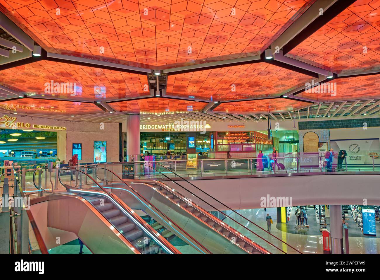 Atrium dans la zone d'accueil du terminal 2 de l'aéroport de Manchester, Angleterre. Banque D'Images
