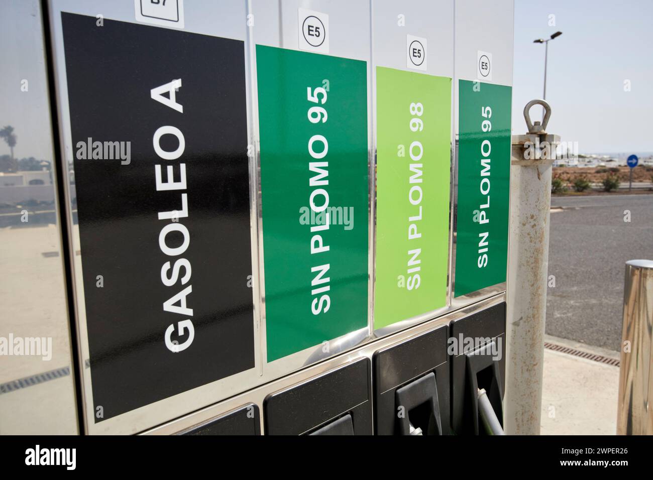 Pompes à essence sans plomb et à carburant diesel dans une station-service playa blanca, Lanzarote, Îles Canaries, espagne Banque D'Images