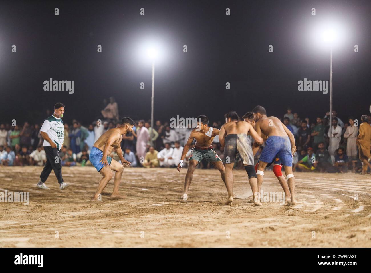 match de kabaddi. Les joueurs de kabaddi poursuivent des raids contre l'équipe dans le stade bondé. Kabaddi Punjab Sports Banque D'Images