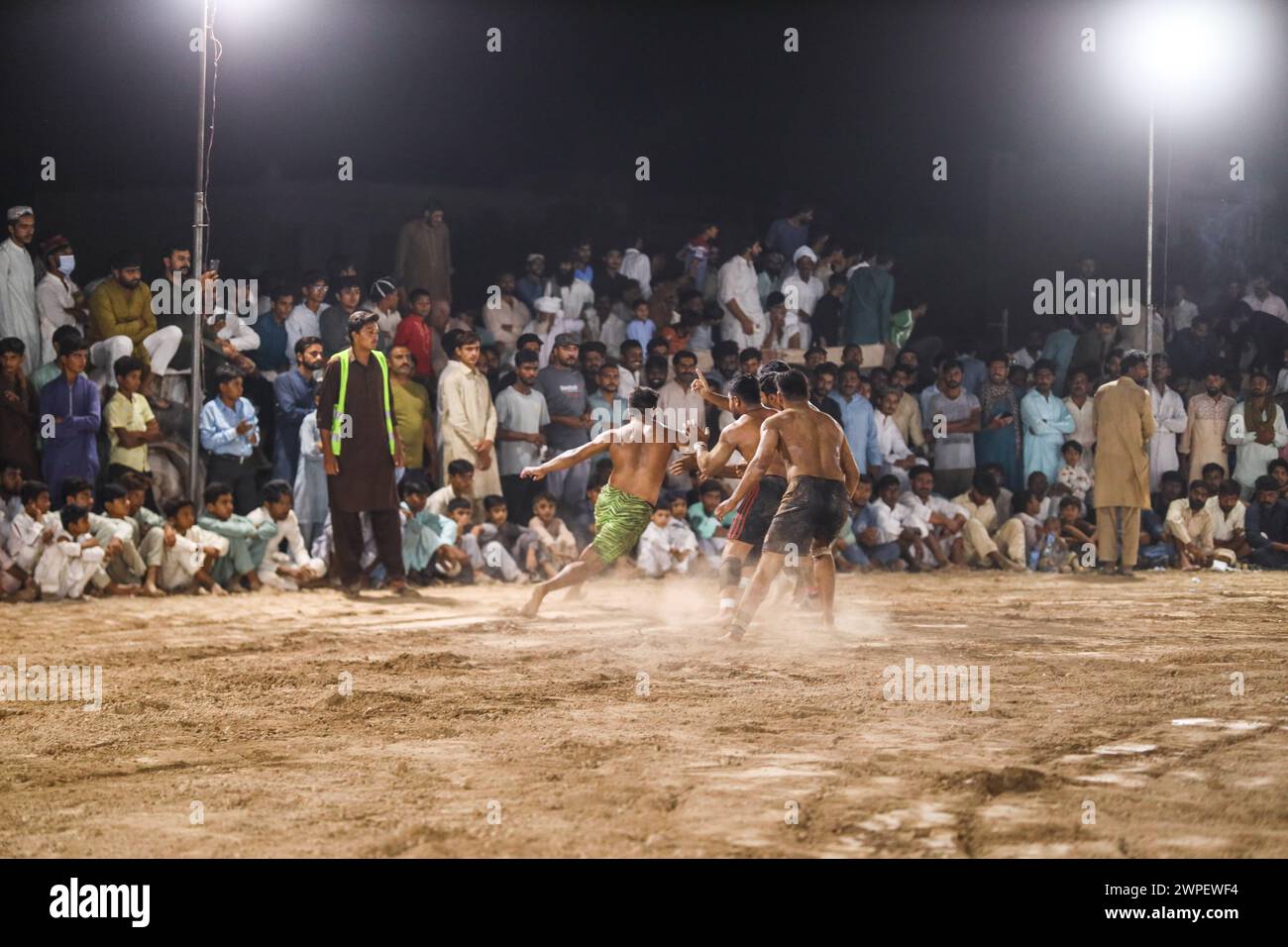 match de kabaddi. Les joueurs de kabaddi poursuivent des raids contre l'équipe dans le stade bondé. Kabaddi Punjab Sports Banque D'Images