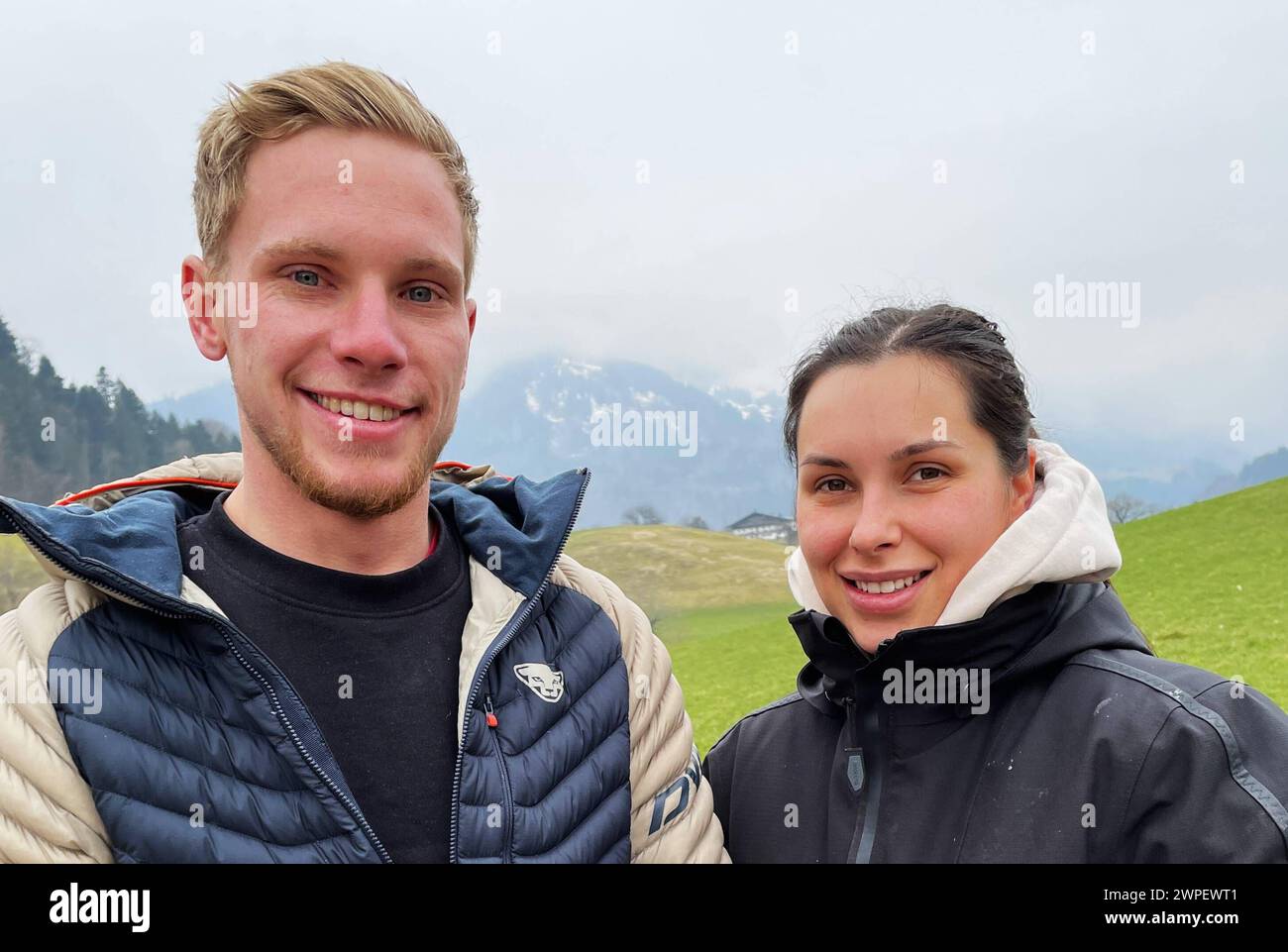 Bauer sucht Frau ist der Titel einer Doku-soap des deutschen Fernsehsenders RTL, in der Landwirte Lebensgefährten suchen. Teilnehmer der 19. Staffel von Bauer sucht Frau, Schafzüchter Hannes Kammerloher und Annika in Oberaudorf, Landkreis Rosenheim, Bayern *** Farmer cherche épouse est le titre d'un docu-soap sur la chaîne de télévision allemande RTL dans lequel les agriculteurs cherchent des partenaires de vie participants à la 19ème saison de Farmer cherche épouse, éleveur de moutons Hannes Kammerloher et Annika à Oberaudorf, district de Rosenheim, Bavière Banque D'Images