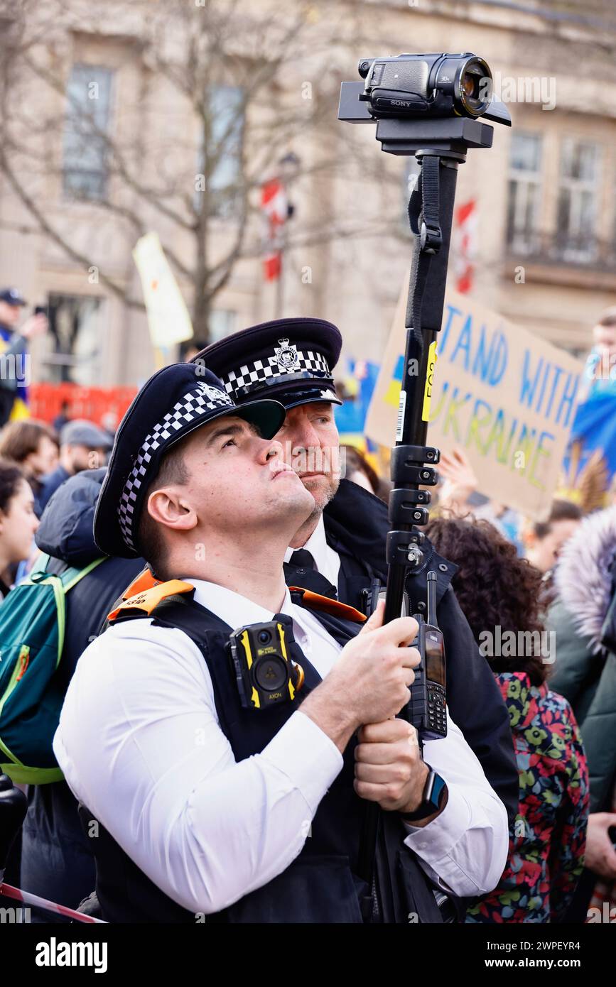 Angleterre, Londres, police enregistrant une manifestation ukrainienne à Trafalgar Square. Banque D'Images