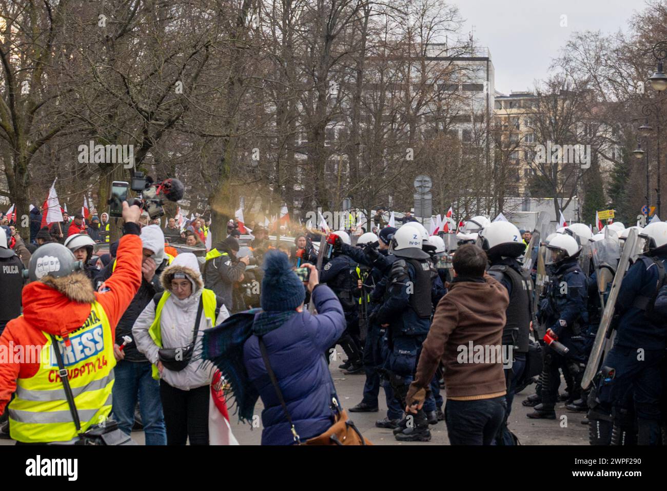 Des policiers utilisent des gaz lacrymogènes devant le bâtiment du Sejm pour disperser les manifestants lors d'une manifestation Une semaine après la manifestation précédente, des dizaines de milliers d'agriculteurs polonais se sont rassemblés devant le bureau du premier ministre et ont ensuite défilé devant le parlement polonais pour exprimer leur opposition à la politique agricole de l'Union européenne. En particulier, ils se sont opposés à la récente prolongation par la Commission européenne du commerce hors taxes avec l'Ukraine jusqu'en 2025, se sont opposés à l'adoption du Green Deal de l'UE, ont protesté contre l'importation de produits agricoles bon marché en provenance d'Ukraine et ont demandé de l'aide pour les animaux Banque D'Images