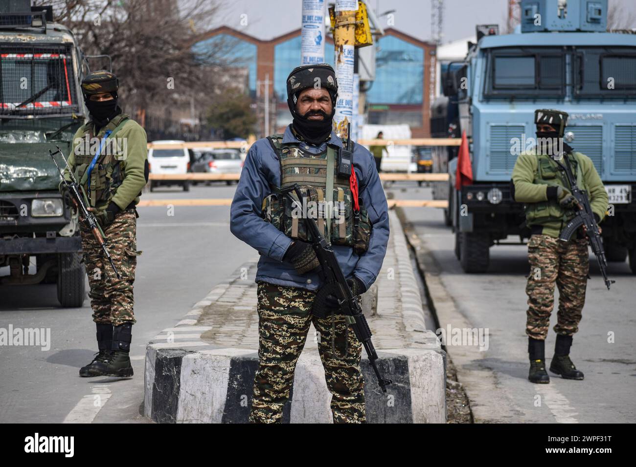 06 mars 2024, Srinagar Cachemire, Inde : des soldats paramilitaires indiens montent la garde devant le stade Bakshi, le lieu principal du rassemblement public du premier ministre Narendra Modi à Srinagar. La sécurité a été renforcée au Cachemire avant la visite du premier ministre indien Modi au Cachemire le 7 mars 2024. Il s'agirait de la première visite du premier ministre indien après l'abrogation de l'article 370 de la constitution indienne le 5 août 2019, qui accordait un statut spécial au Cachemire. Le 06 mars 2024, Srinagar Cachemire, Inde. (Photo de Firdous Nazir/Eyepix Group) Banque D'Images