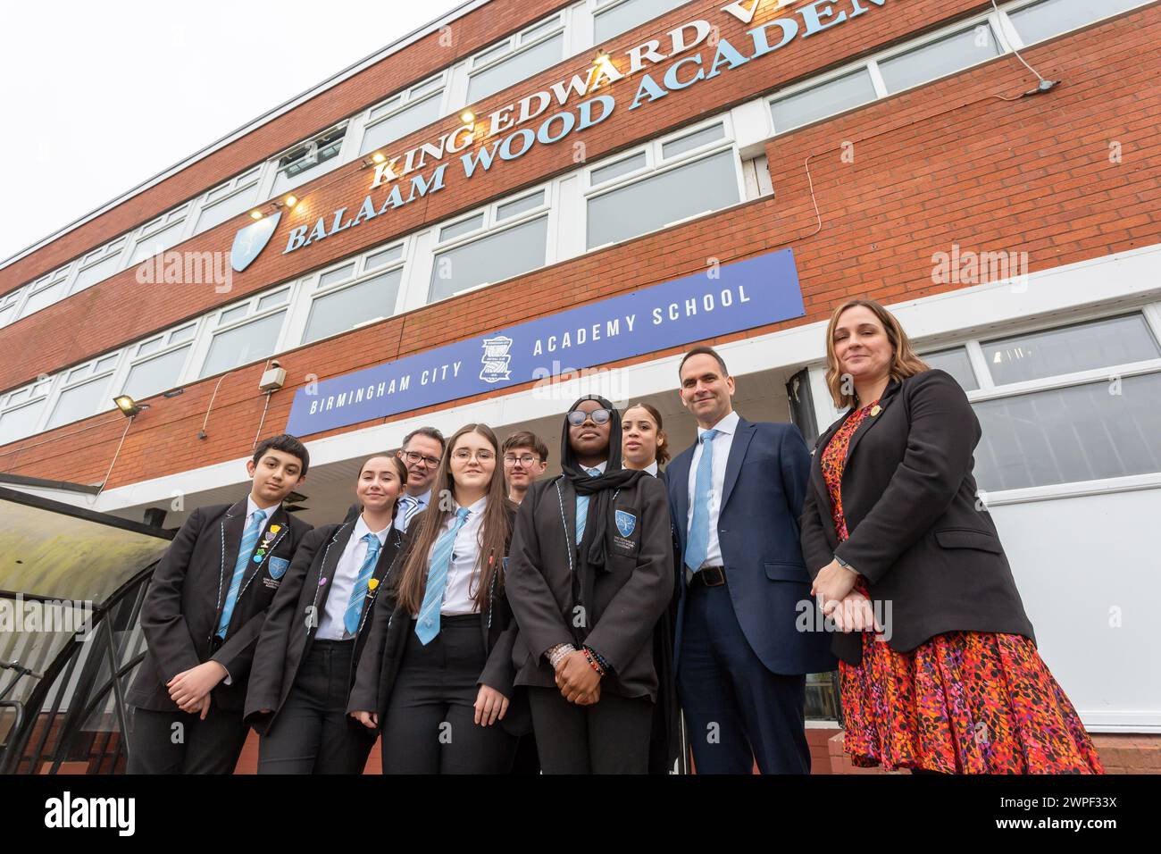 Birmingham, Royaume-Uni. 7 mars 2024. Balhaam Wood Academy à Frankley, Birmingham, Royaume-Uni, célèbre avoir obtenu son premier statut de « bon » Ofsted en 18 ans après avoir rejoint la prestigieuse King Edward VI Foundation Birmingham en 2019. Damian McGarvey, directeur général de Kind Edwards et directeur de l'éducation Jodh Dhesi et Julie Waddington sont photographiés avec certains de ses élèves. Les écoles King Edward VI de Birmingham sont connues à l'échelle nationale pour leur culture de l'érudition étayée par une pastorale sensible. M. McGarvey a commenté : « notre communauté locale a une école solide dont elle peut être fière à juste titre. » Credi Banque D'Images