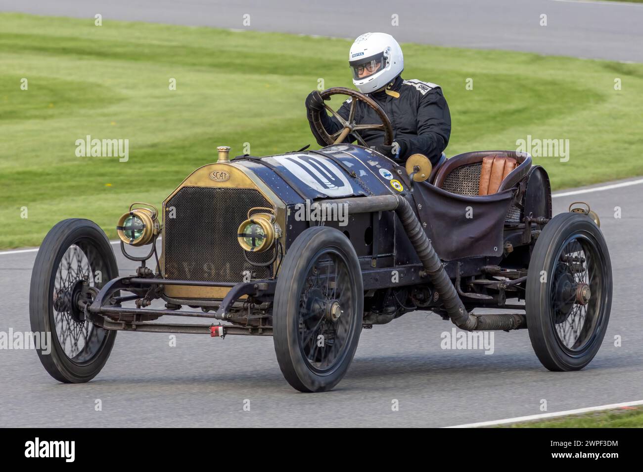 Tim Parker dans sa SCAT type C Racer Targa Florio 1911 lors de la course S.F. Edge Trophy lors de la 80e réunion des membres, Goodwood, Sussex, Royaume-Uni. Banque D'Images