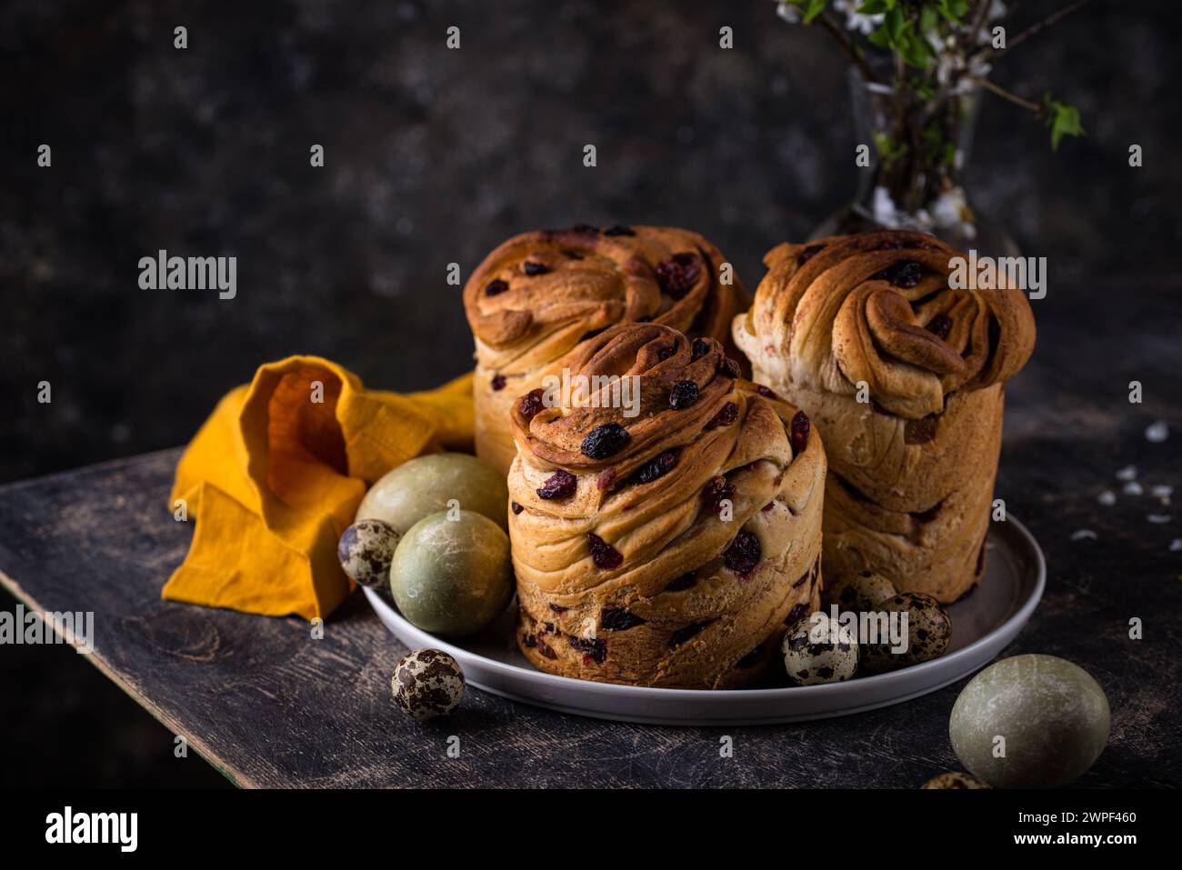 Cruffin au gâteau de Pâques avec raisins secs et baies Banque D'Images