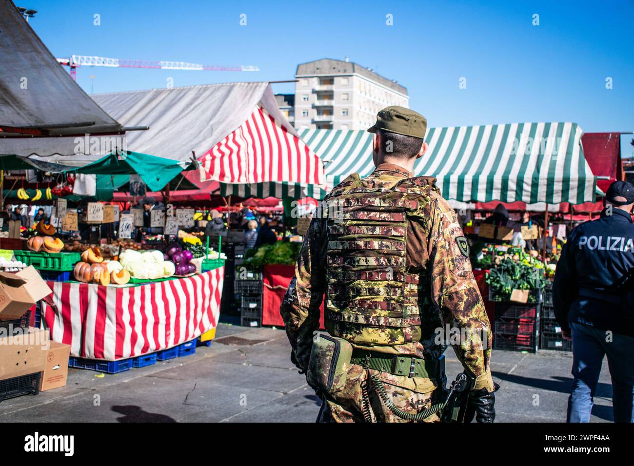 Photo Elisa Marchina/LaPresse 7 marzo 2024 Torino, Italia - Implementazione del personale militare nell'ambito dell'operazione "Strade sicure". Nella foto : I militari durante la ronda nel mercato di Porta Palazzo. 7 mars 2024 Turin, Italie - déploiement de l'armée pour l'opération "Strade sicure". Dans l'image : armée pendant la patrouille au marché de Porta Palazzo. Crédit : LaPresse/Alamy Live News Banque D'Images