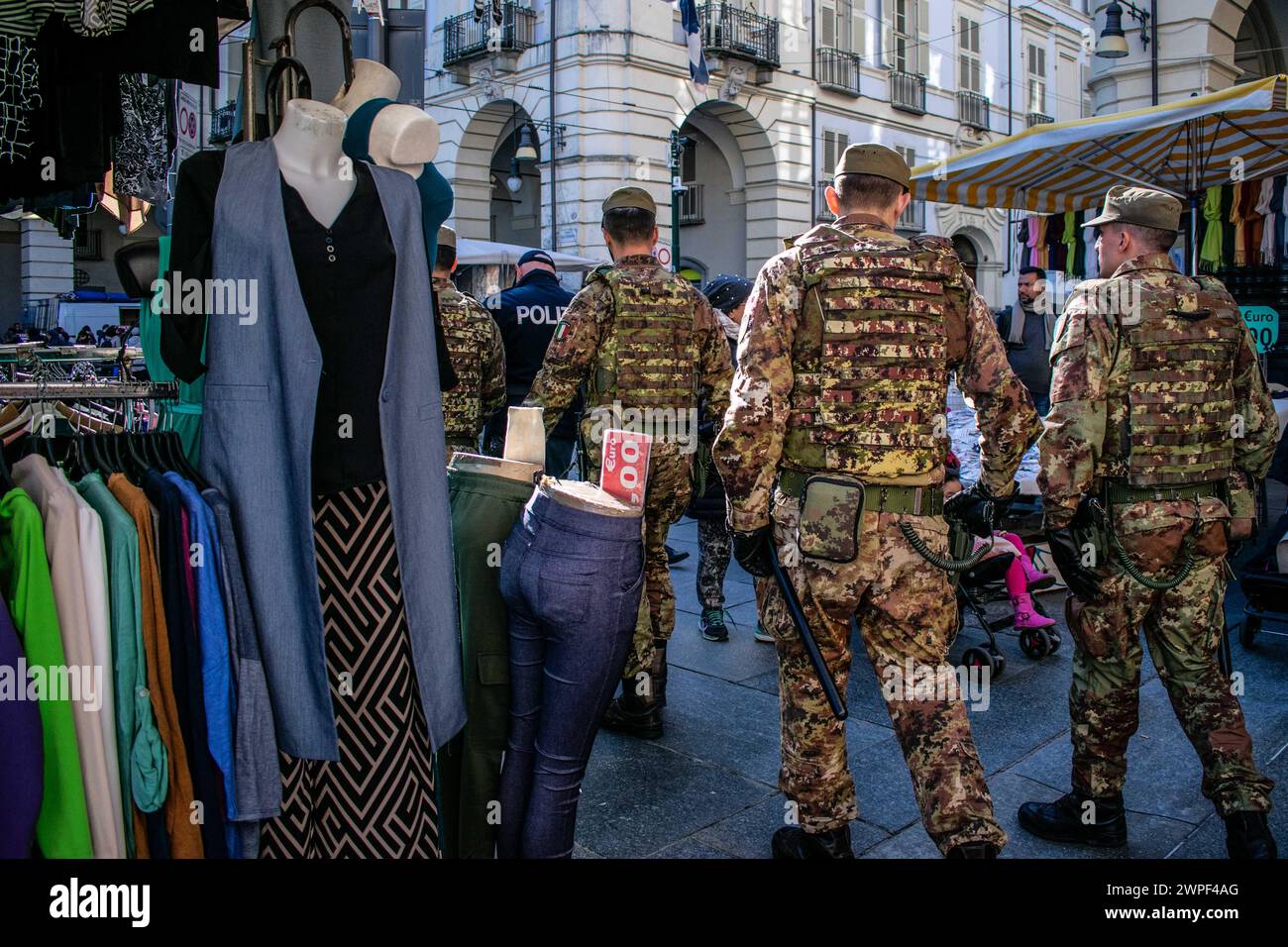 Photo Elisa Marchina/LaPresse 7 marzo 2024 Torino, Italia - Implementazione del personale militare nell'ambito dell'operazione "Strade sicure". Nella foto : I militari durante la ronda nel mercato di Porta Palazzo. 7 mars 2024 Turin, Italie - déploiement de l'armée pour l'opération "Strade sicure". Dans l'image : armée pendant la patrouille au marché de Porta Palazzo. Crédit : LaPresse/Alamy Live News Banque D'Images