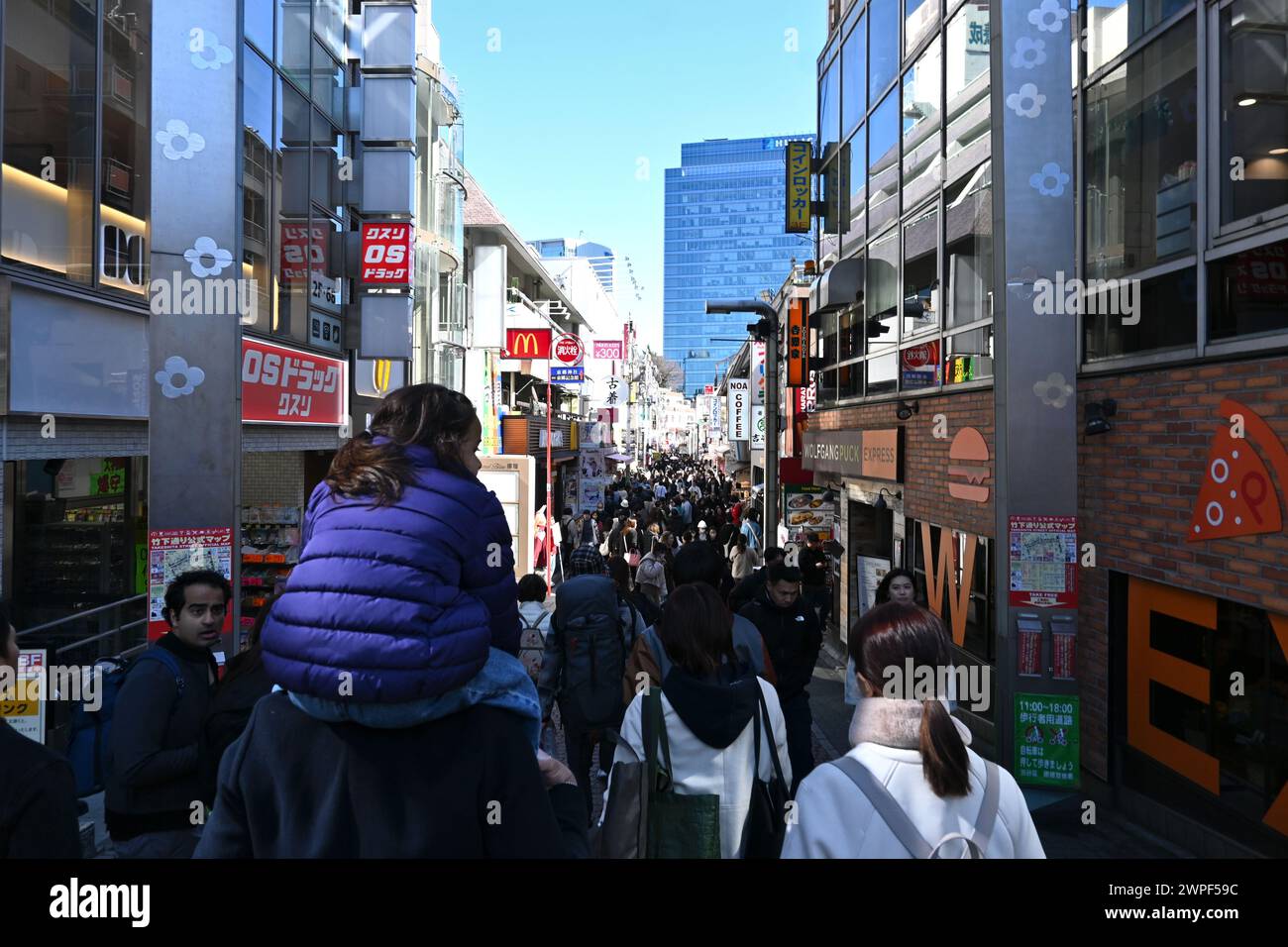 Takeshita Street Harajuku, Shibuya, Tokyo, Japon – 26 février 2024 Banque D'Images