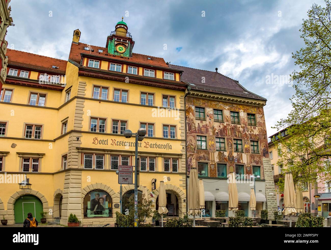 La maison de ville historique "Zum Kremli" avec façade jaune appartenant à l'hôtel Barbarossa et la maison de ville "Haus zum hohen Hafen" avec une façade... Banque D'Images