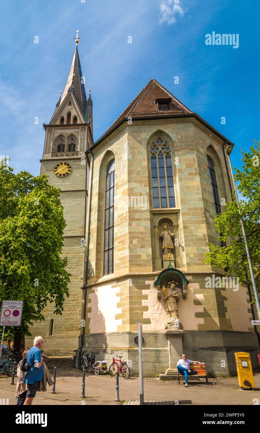 Belle vue sur le préparé Stephan, aussi Stephan Church, une ancienne collégiale et église paroissiale avec une tour latérale par une journée ensoleillée avec un ciel bleu dans l'ancien... Banque D'Images