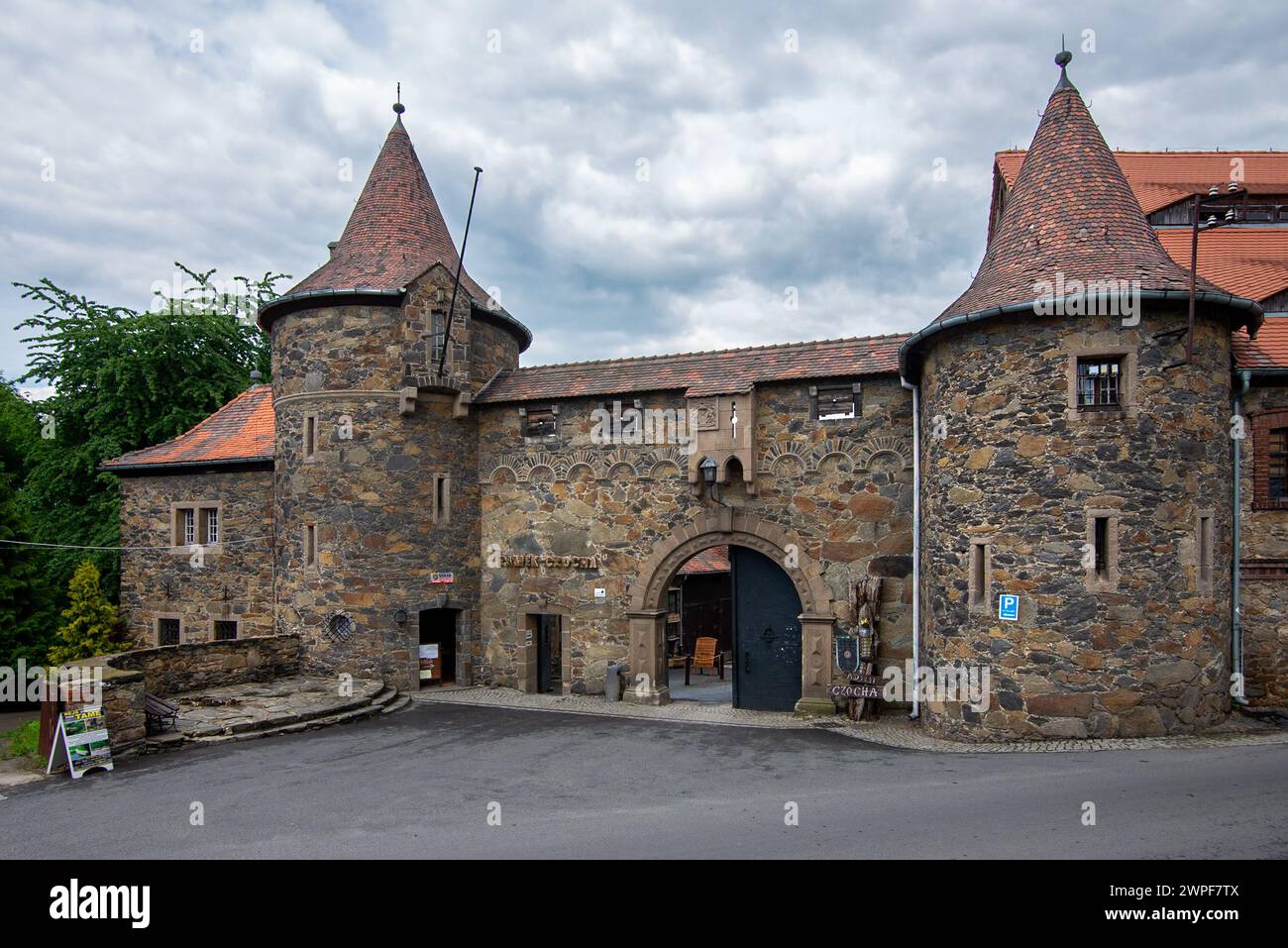 La porte principale du château de Czocha a été construite au 13ème siècle comme un bastion frontalier. Il sert actuellement d'hôtel et d'attraction touristique. Sucha, L. Banque D'Images