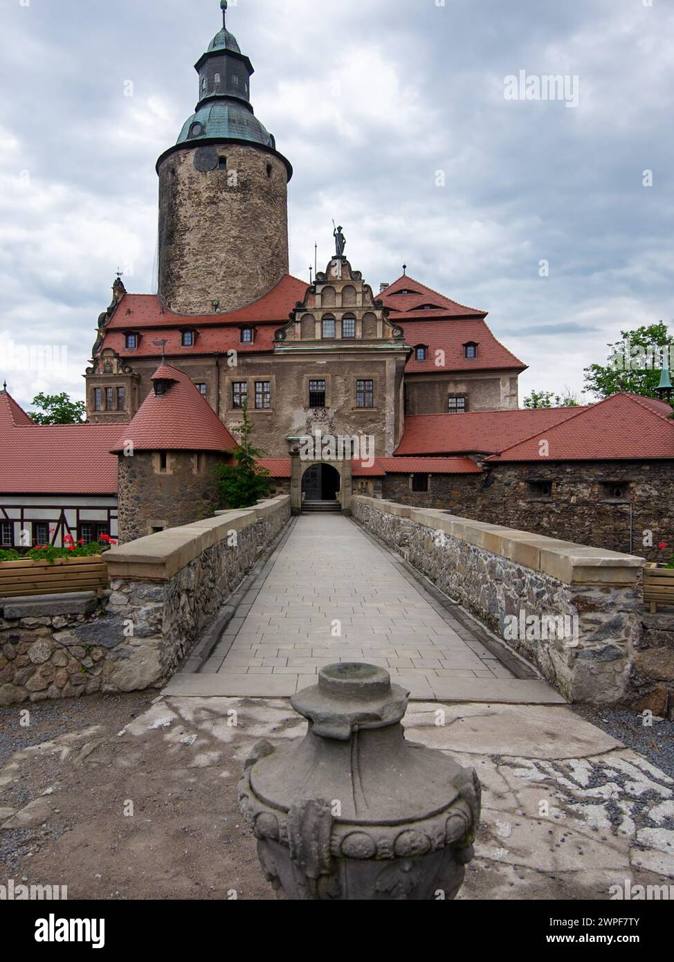 La route menant au pont de pierre sur les douves au château de Czocha a été construite au 13ème siècle comme un bastion frontalier. Il sert actuellement de Banque D'Images