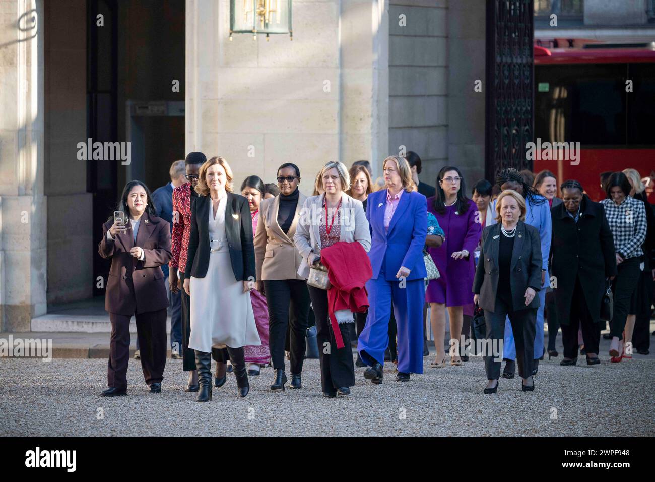 Participantes au Sommet des femmes Présidents des assemblées parlementaires (G-d) Tulia Ackson de Tanzanie, Yael Braun Pivet de France, Lindilla Nikolla d'Albanie, Barbel Bas d'Allemagne, Marcela Guerra Castillo du Mexique, Francina Armengol Socias d'Espagne, Celmira de Almeida do Sacramento de Sao Tomé-et-Prince, Catherine Gomezgani Hara du Malawi, Christine Harijaona Razanamahosa de Madagascar, Tangariki Reete de Kiribati, Esperanca Bias du Mozambique, Marketa Pekarova de République tchèque, Samdech Khuon Sudary du Cambodge posent pour une photo au Palais de l'Elysée i. Banque D'Images