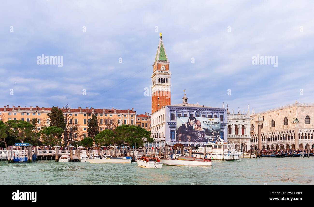 Palais des Doges, Campanile et bateaux-taxis à Venise en Vénétie, Italie Banque D'Images
