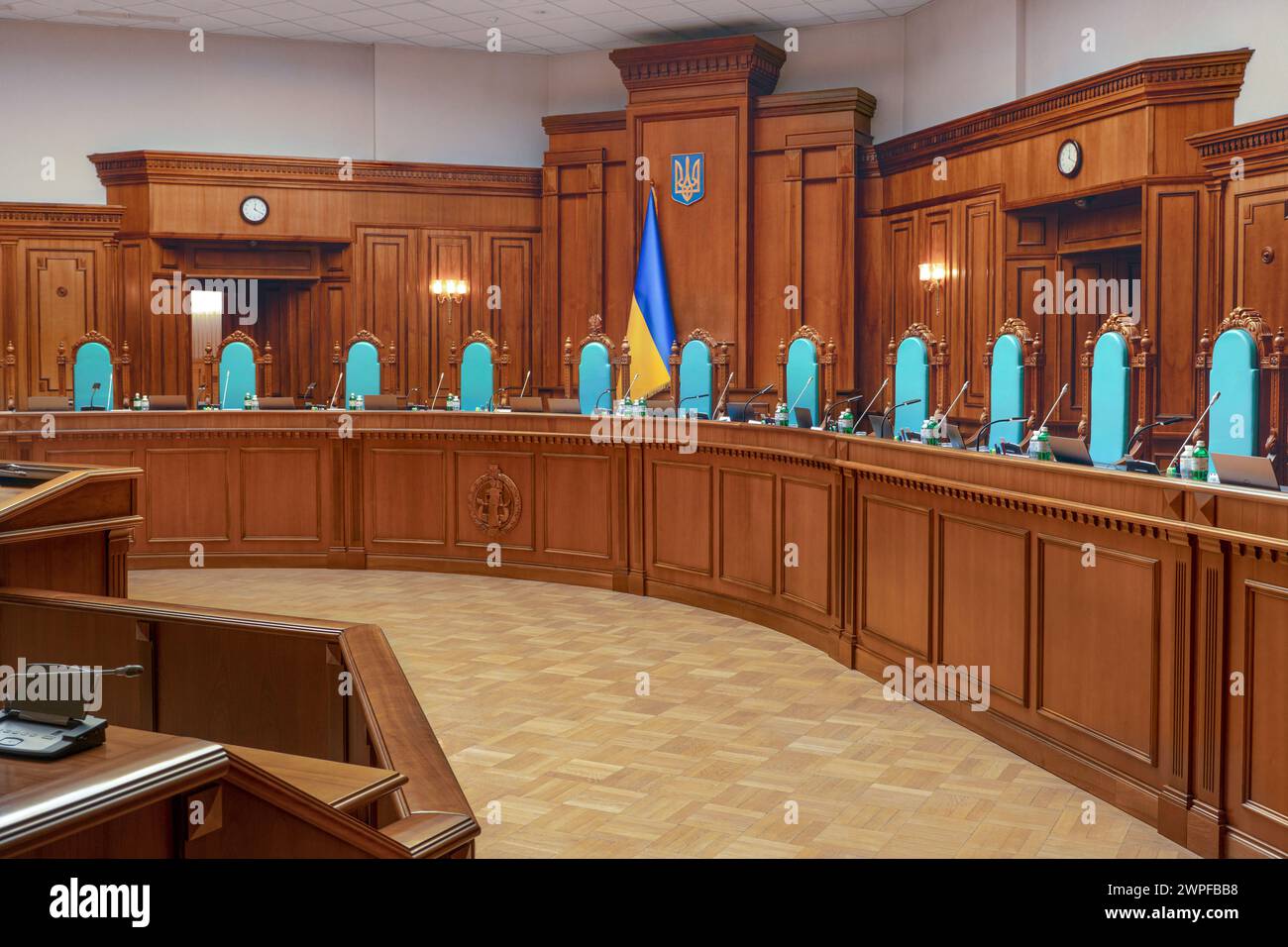 Kiev, UKRAINE - février 28 2024 : Cour constitutionnelle intérieure de l'Ukraine. Symbole vide de la cour de justice du tribunal de première instance. Juge de chaise vide Banque D'Images