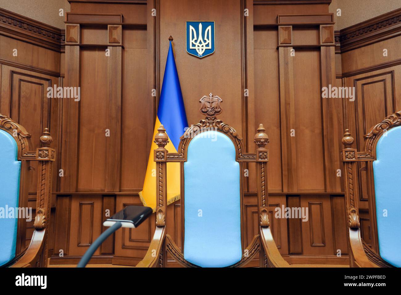 Kiev, UKRAINE - février 28 2024 : Cour constitutionnelle intérieure de l'Ukraine. Symbole vide de la cour de justice du tribunal de première instance. Juge de chaise vide Banque D'Images
