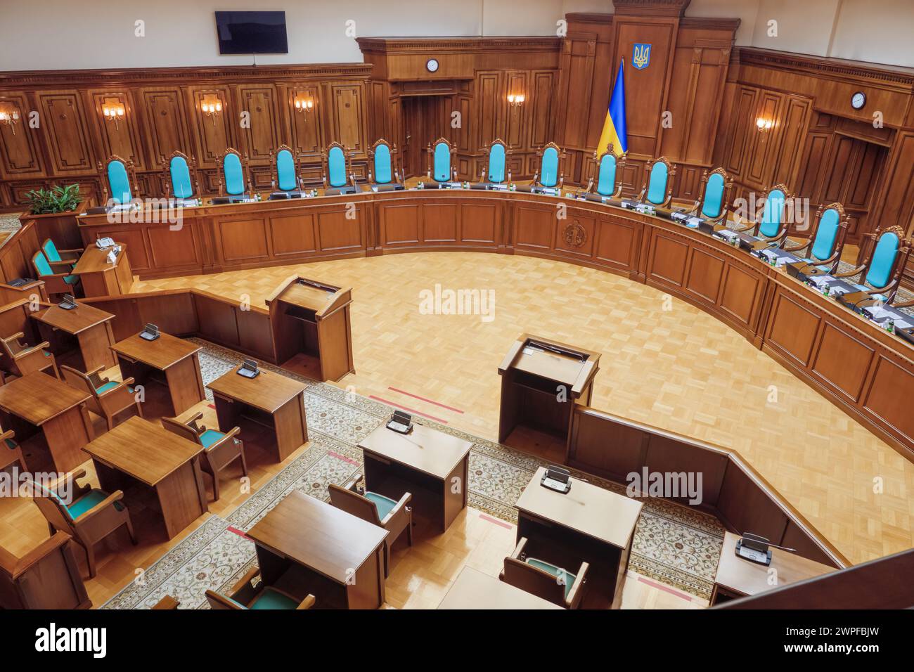 Kiev, UKRAINE - février 28 2024 : juge de droit à la Cour constitutionnelle de l'intérieur de l'Ukraine. Salle d'audience vide tribunal de première instance droit symbole de la justice Ukraine court ro Banque D'Images