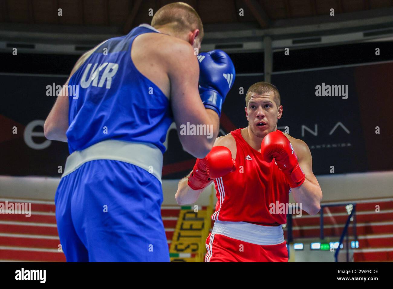 Busto Arsizio, Italie. 06 mars 2024. Luka Pratljacic (Rouge) de Croatie en action contre Dmytro Lovchynskyi (Bleu) d'Ukraine lors du 1er tournoi de qualification mondial Boxing Road to Paris combat entre Luka Pratljacic (Rouge) de Croatie et Dmytro Lovchynskyi (Bleu) d'Ukraine à E-Work Arena. (Photo de Fabrizio Carabelli/SOPA images/Sipa USA) crédit : Sipa USA/Alamy Live News Banque D'Images