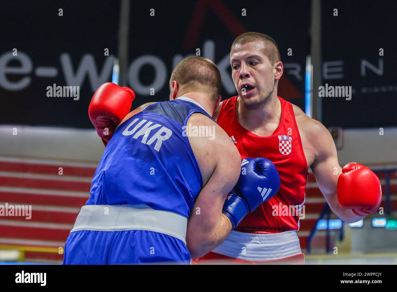 Busto Arsizio, Italie. 06 mars 2024. Luka Pratljacic (Rouge) de Croatie en action contre Dmytro Lovchynskyi (Bleu) d'Ukraine lors du 1er tournoi de qualification mondial Boxing Road to Paris combat entre Luka Pratljacic (Rouge) de Croatie et Dmytro Lovchynskyi (Bleu) d'Ukraine à E-Work Arena. (Photo de Fabrizio Carabelli/SOPA images/Sipa USA) crédit : Sipa USA/Alamy Live News Banque D'Images