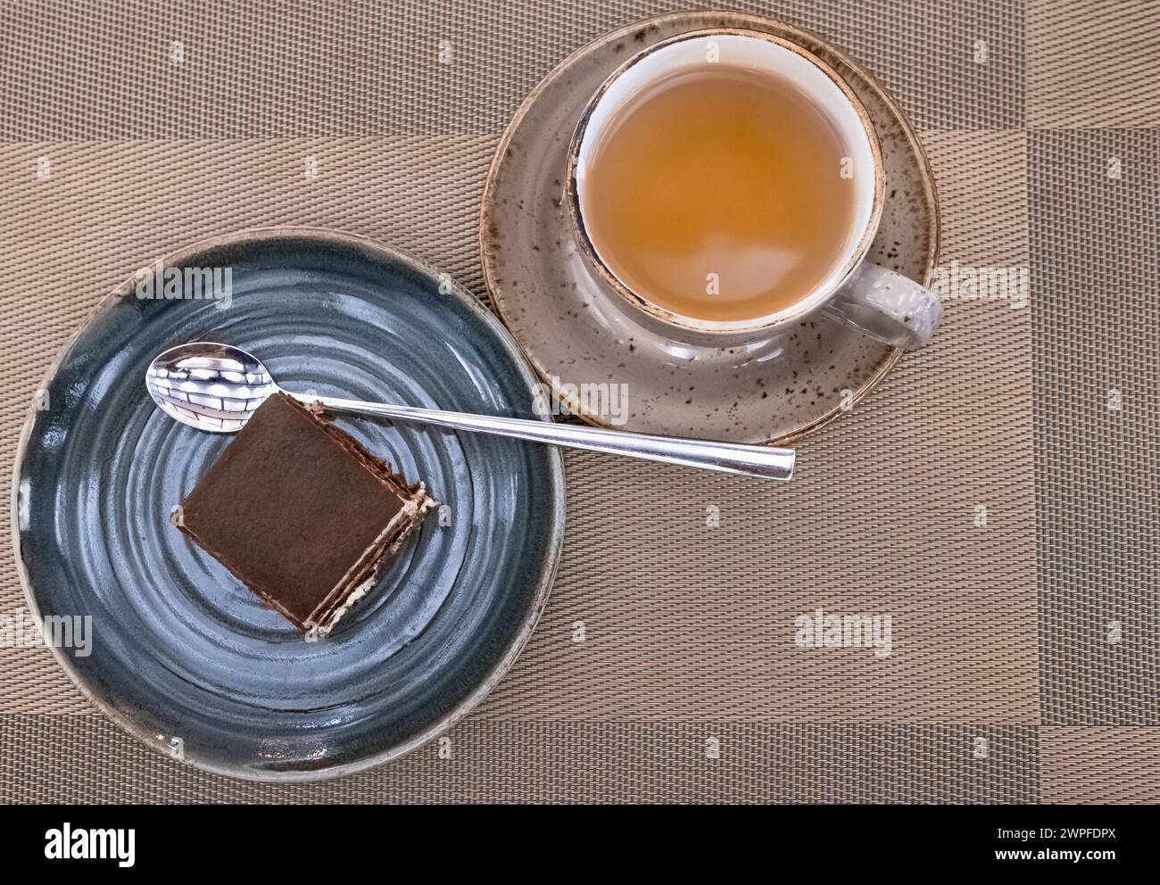 Tasse de thé avec délicieux gâteau. Composition avec gâteaux tiramisu et thé sur table, vue de dessus. Tasse de thé avec gâteau au chocolat Banque D'Images