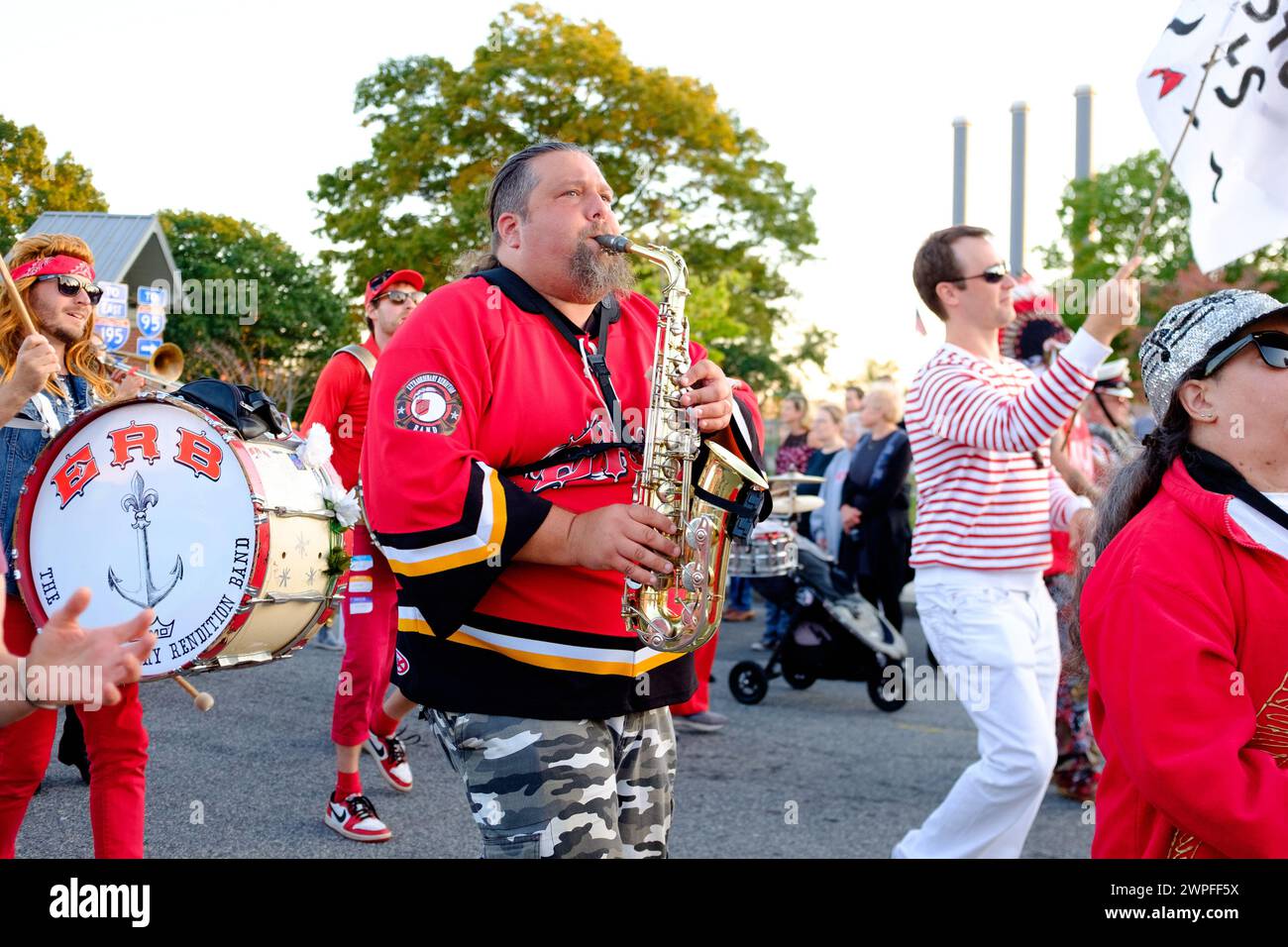 Une fanfare défilera dans une rue pendant le PRONK ! Festival de fanfare à Providence, Rhode Island, États-Unis Banque D'Images