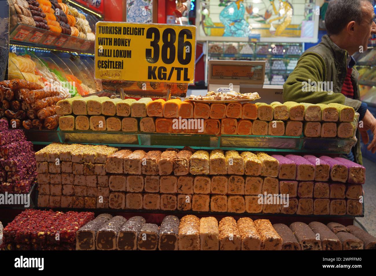 Produits colorés en vente au Spice (égyptien) Bazaar à Istanbul, Turquie Banque D'Images