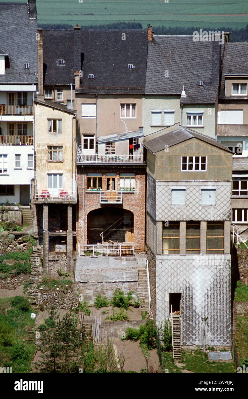 Rangée de maisons à plusieurs étages vue de l'arrière en 1980, Wiltz, Luxembourg Banque D'Images
