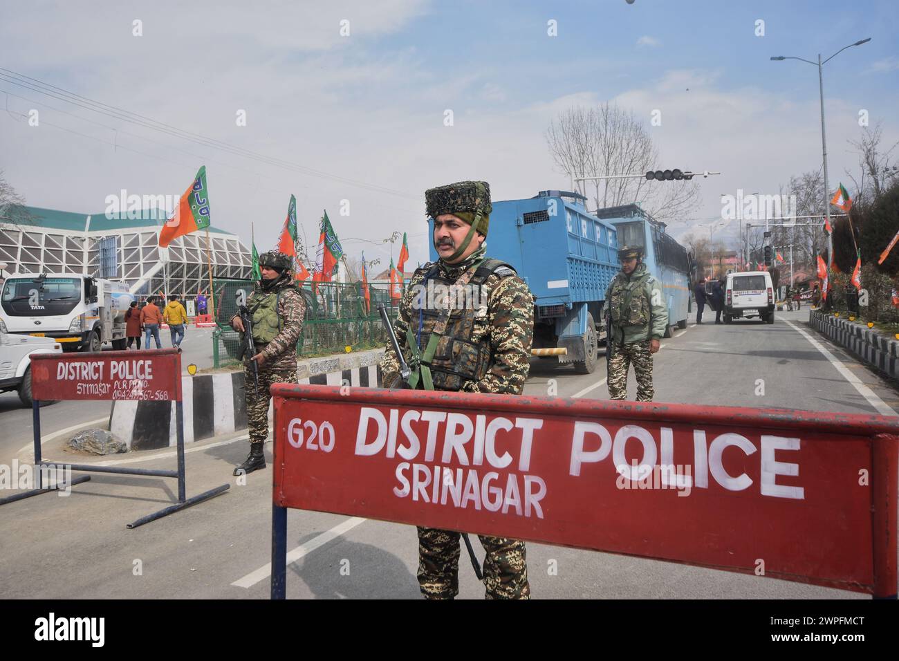 Srinagar, Jammu-et-Cachemire, Inde. 6 mars 2024. Un soldat paramilitaire indien monte la garde près du lieu où le premier ministre indien Narendra Modi doit s'adresser à un rassemblement public. Les agents de sécurité sont sur leurs gardes à travers la vallée du Cachemire avant la première visite du premier ministre indien Narendra Modi dans la vallée depuis l'abrogation de l'article 370 en 2019, mettant fin au statut spécial semi-autonome de la région. (Crédit image : © Mubashir Hassan/Pacific Press via ZUMA Press Wire) USAGE ÉDITORIAL SEULEMENT! Non destiné à UN USAGE commercial ! Banque D'Images