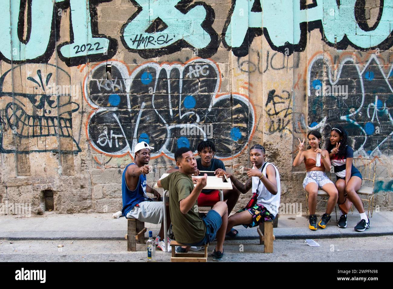 De jeunes Cubains jouent au dominos dans une rue de la Havane, à Cuba Banque D'Images