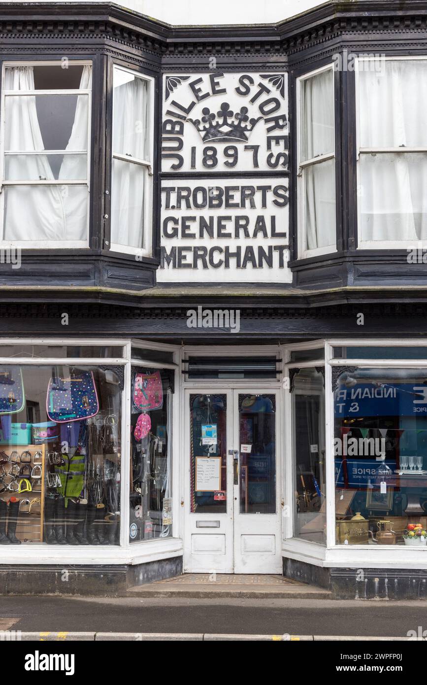 Boutique façade construite en 1897 sous le nom de Jubilee Stores (l'année du jubilé de diamant de la reine Victoria), Llandovery, pays de Galles, Royaume-Uni Banque D'Images