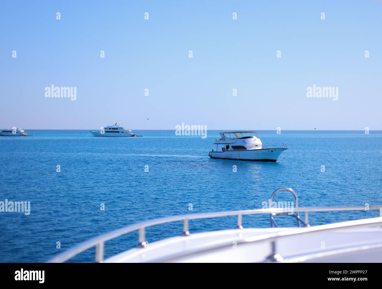 Yacht à voile en haute mer. Bateau à voile vu d'en haut. Banque D'Images