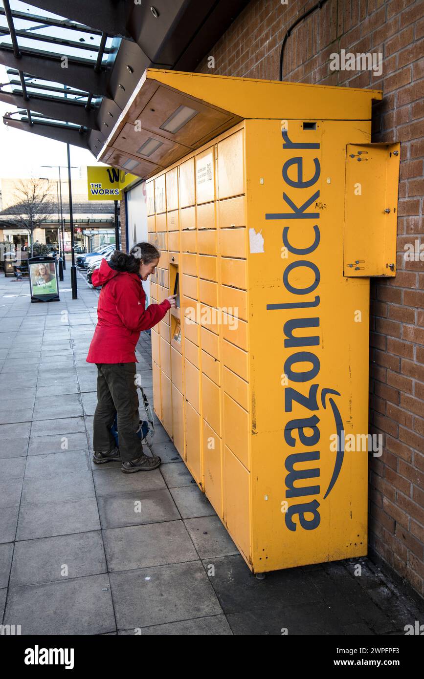 Personne utilisant l'entrée de clé dans un casier Amazon dans un centre commercial, Daventry, Angleterre, Royaume-Uni Banque D'Images