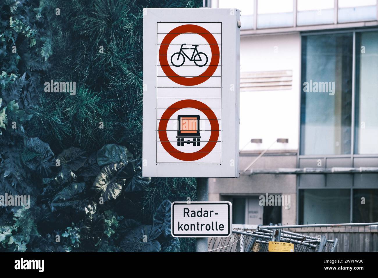 Düsseldorf 07.03.2024 radar-Kontrolle Radarkontrolle Köbogentunnel Kö-Bogen-tunnel Geschwindigkeitskontrolle Blitzer Tempolimit Verkehr Tempo 30 Innenstadt City OSD Ordnungsamt Autos Auto KFZ Bussgeld Knöllchen Unfallgefahr Geschwindigkeitsüberwachungsanlage Radaranlage Fahrrad Fahradfahren verboten Gefahrgut Gefahrguttransporter Düsseldorf Nordrhein-Westfalen Deutschland *** Düsseldorf 07 03 2024 radar de contrôle radar contrôle Köbogentunnel Kö Bogen tunnel contrôle de vitesse vitesse caméra vitesse limite la vitesse du trafic 30 km/h centre-ville OSD Ordnungsamt voitures accident de ticket d'excès de vitesse pour véhicule automobile Banque D'Images