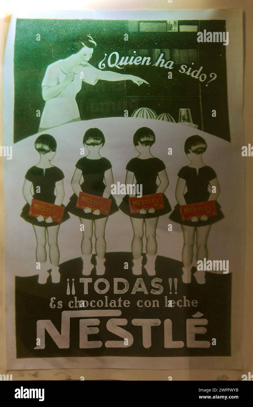 Barcelone, Espagne - 06 mars 2024 : image d'une vieille publicité de Nestlé avec une touche d'humour, montrant plusieurs femmes avec des barres de chocolat. Banque D'Images