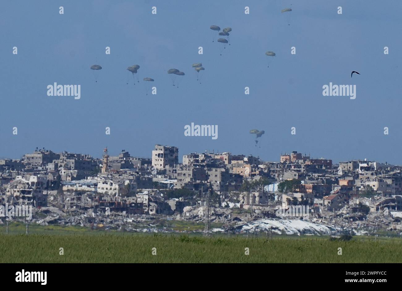 Parachutes avec aide humanitaire pour les résidents du territoire palestinien dans le Nord de la bande de Gaza à Kfar AZA, Israël, 7 mars 2024. (CTK photo/ Banque D'Images